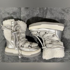 Little girls Snow Boots size 6 worn once silver + white faux Sherpa zipper